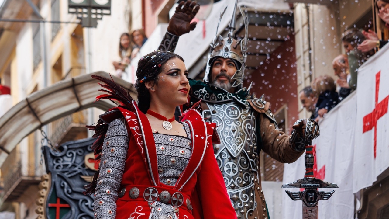 Festiwal Maurów i Chrześcijan: Kompletny przewodnik po najbardziej spektakularnym historycznym festi