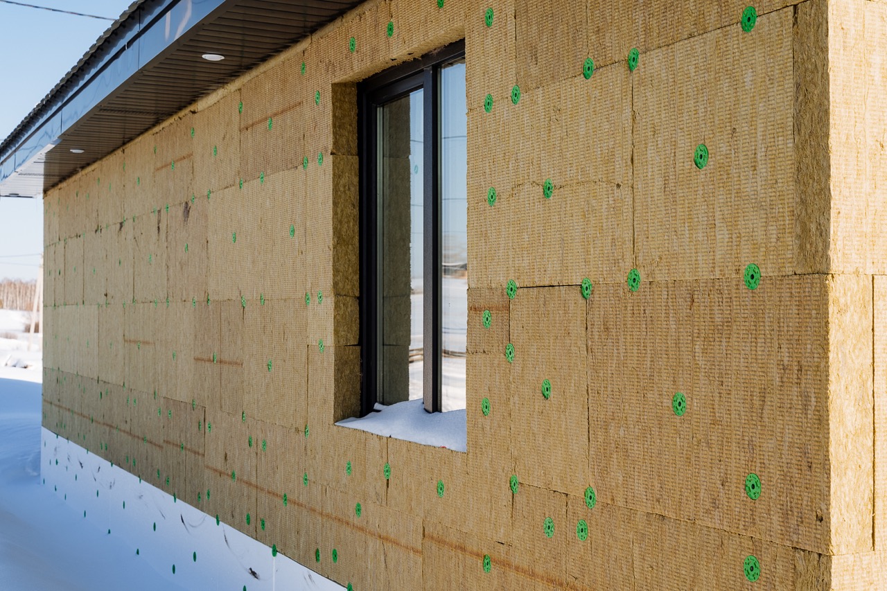 Why Spanish construction often uses only 2–4 cm of insulation