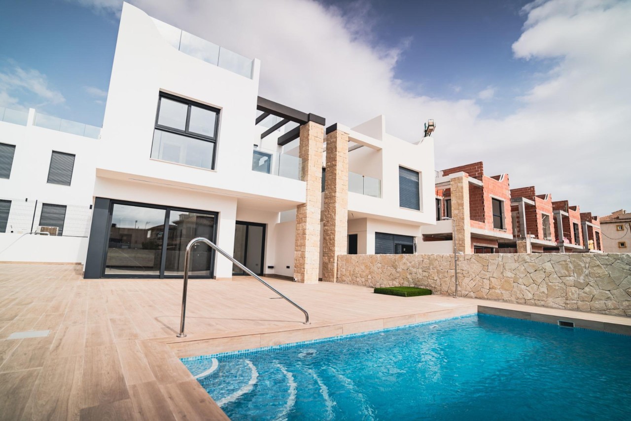 THIAR VILLAGE I: New Villas & Bungalows in Pilar de la Horadada