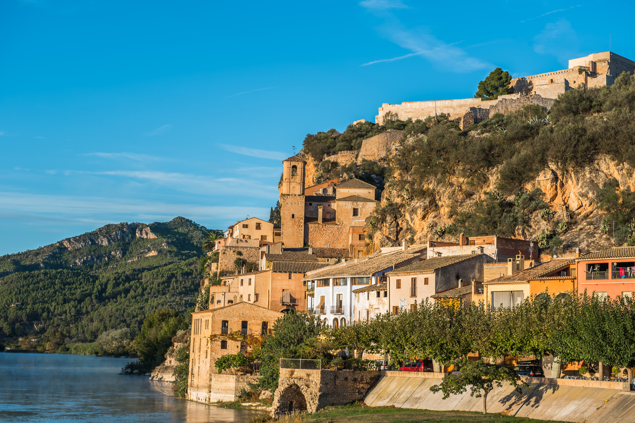 Kupno domu w regionie Ebro Tarragona – Poradnik dla obcokrajowców