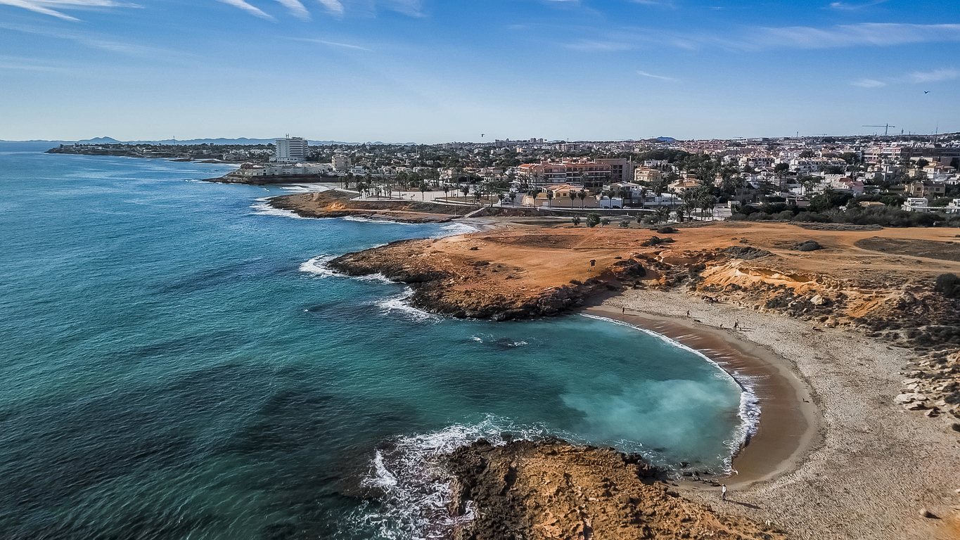 Vivir junto al mar en Orihuela Costa: lujo, sol y calidad