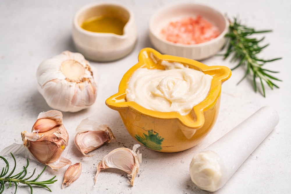 Alioli en España: Todo sobre la tradicional salsa de ajo